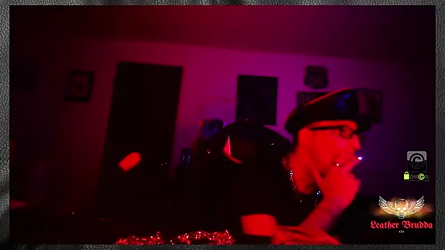 LeatherBrudda69n Webbikameraesitys