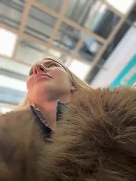 NewLale: διαδικτυακό σόου στην κάμερα