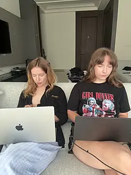 Nura_n_Sarahn Webbikameraesitys