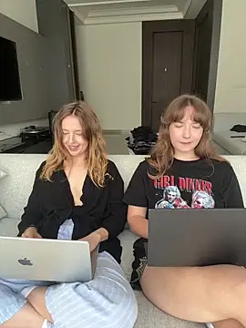 Pertunjukan Kamera Web Nura_n_Sarah