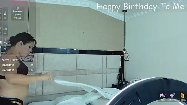 kimCosseyy: διαδικτυακό σόου στην κάμερα