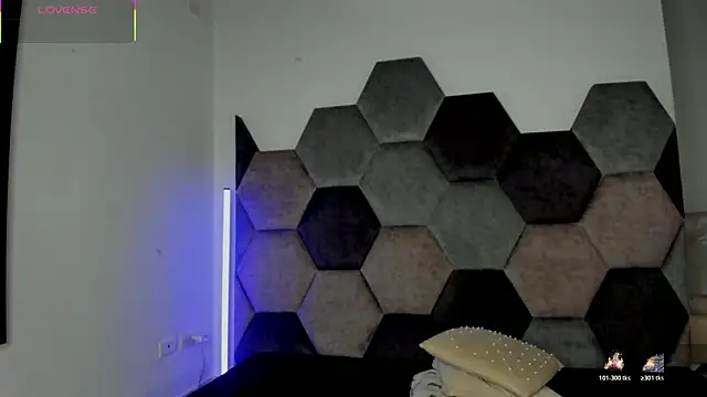 Latrellx7 网络视讯表演