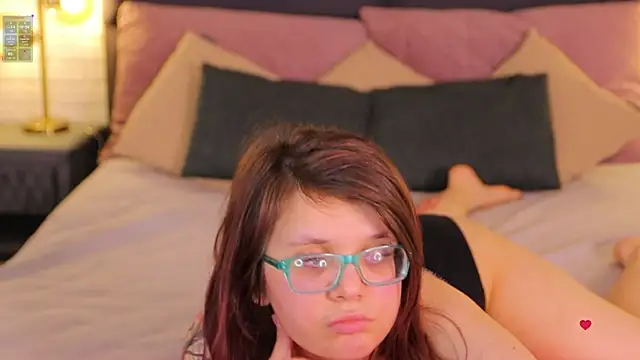 Chat +18 de Ariell_Mini ao vivo