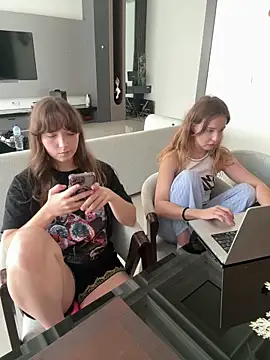 Nura_n_Sarahのウェブカメラショー