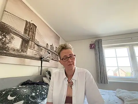 Curvy-Jinx's Webcam Show