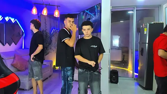 Houseofwarrios: διαδικτυακό σόου στην κάμερα