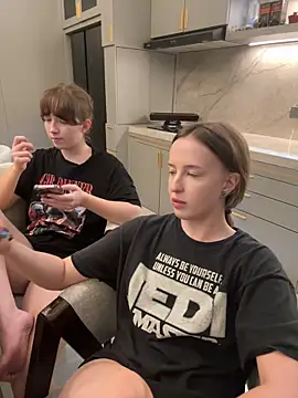 Nura_n_Sarah webcam show