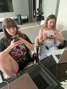 Nura_n_Sarah webkamerás műsora