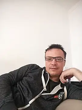 viktor1992-1-1 Live XXX-Chat