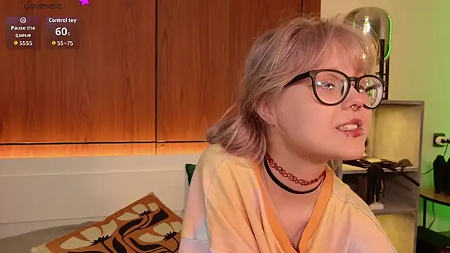 MoliQin élő XXX-chatje