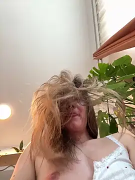 JulieLittleLove's Webcam Show