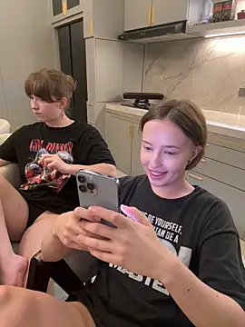 Nura_n_Sarah webcam show