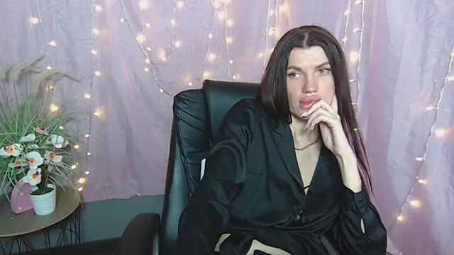 MilaLoona élő XXX-chatje