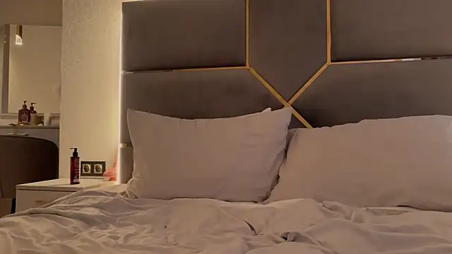 MENNDI's Live XXX Chat