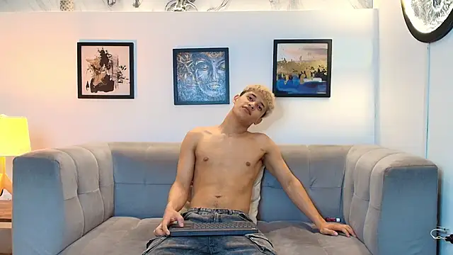 YOUNG_GUYS1: διαδ ικτυακό σόου στην κάμερα