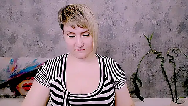 DjulliaのライブXXXチャット