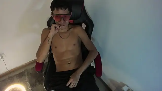 ryanlatiin: διαδικτυακό σόου στην κάμερα