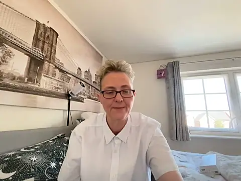 Curvy-Jinx's Live XXX Chat