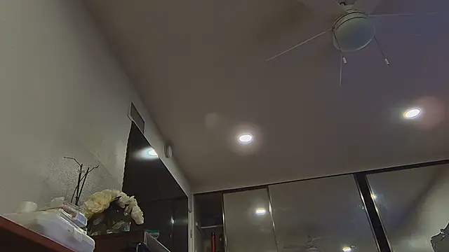 lavender_spits' Webcam Show