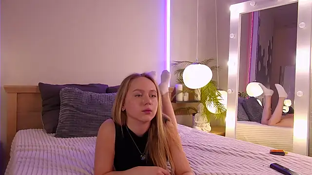 Pertunjukan Kamera Web Emi_Sterling