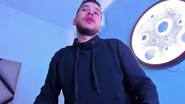 mike_257 Adlı Modelin Canlı XXX Sohbeti