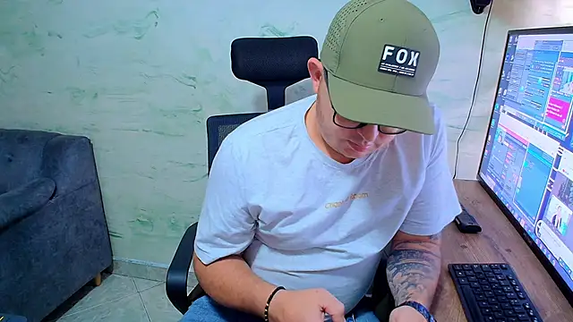 Pokazy przed kamerką – maximo_daddy