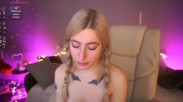 MelaniiePlay's Webcam Show