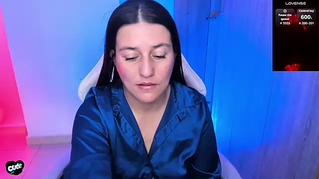 Saskyaa Adlı Modelin Canlı XXX Sohbeti