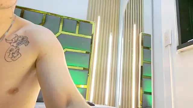 Leo_Miller_ Show in webcam