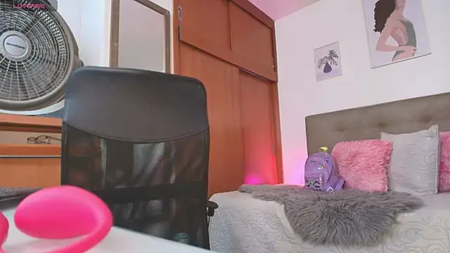 Pertunjukan Kamera Web Miley_Baker