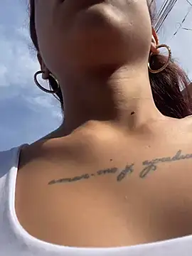 Chat +18 de CarolineFyre ao vivo