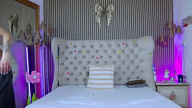 XXX chat uživo modela PlayfulShow