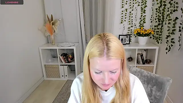 XXX chat uživo modela Laly_Peach