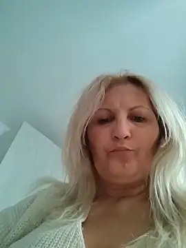 Divineblond Adlı Modelin Canlı XXX Sohbeti