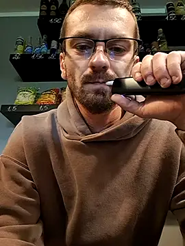 John1589: διαδικτυακό σόου στην κάμερα