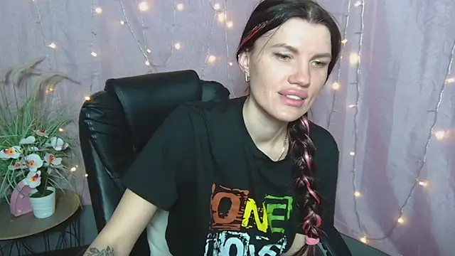 MilaLoona Chat XXX in diretta