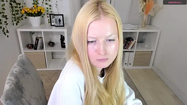 Laly_Peach Adlı Modelin Canlı XXX Sohbeti