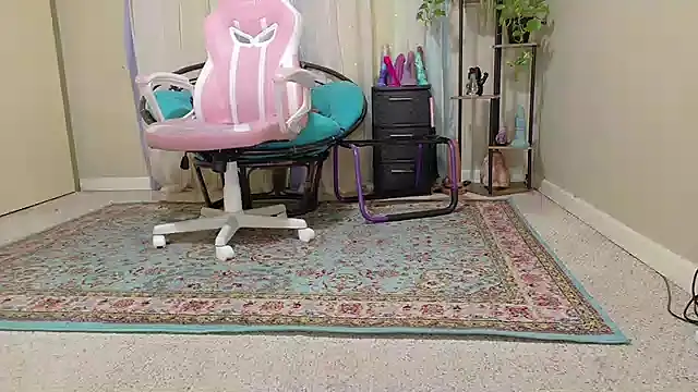 Emihaze: διαδικτυακό σόου στην κάμερα