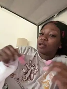 mochakaia: διαδικτυακό σόου στην κάμερα