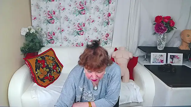 دردشة YourHotGranny الجنسية المباشرة