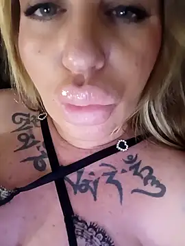 Pertunjukan Kamera Web MiaMooly