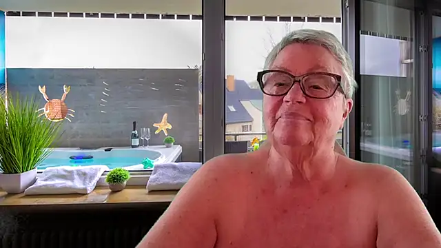 Mystery-Grandmother Webcamshow