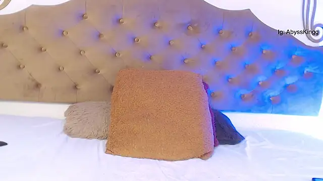 abysskingg: διαδικτυακό σόου στην κάμερα