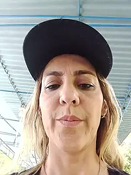 Monita_Med: διαδικτυακό σόου στην κάμερα