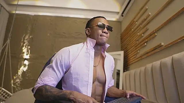 Logan_Varela Live XXX-Chat