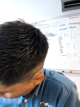 EddyMezo: διαδικτυακό σόου στην κάμερα