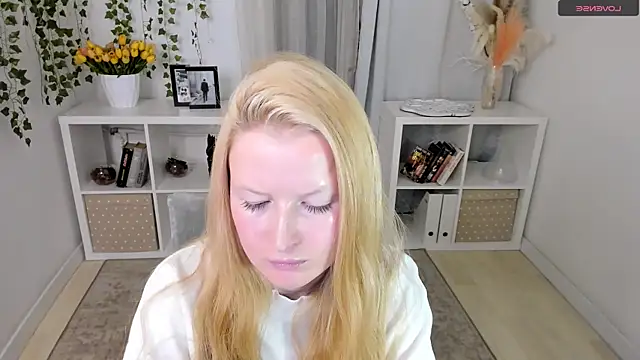 XXX chat uživo modela Laly_Peach