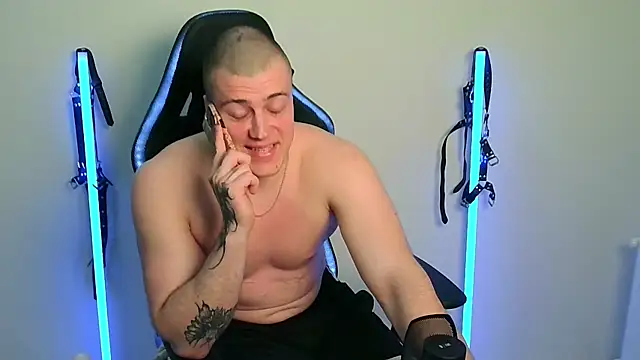 Telenok élő XXX-chatje