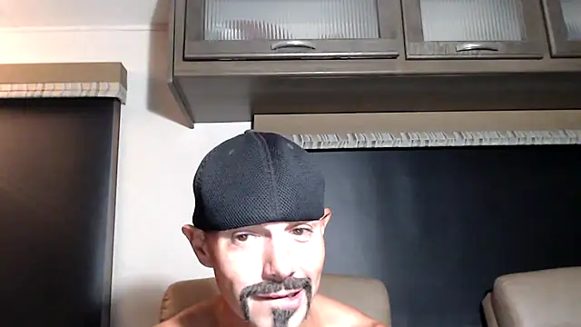 ThickD2C: διαδικτυακό σόου στην κάμερα