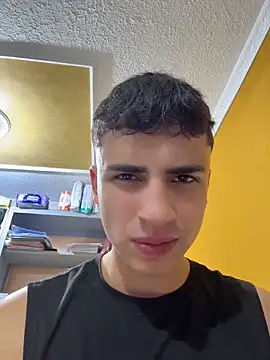 AdrianRinaldi: διαδικτυακό σόου στην κάμερα